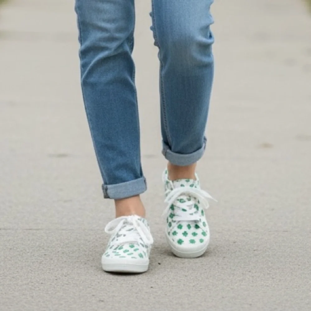 Isaac Mizrahi Women’s White Canvas Sneakers with‎ Green Clover Design size 6.5